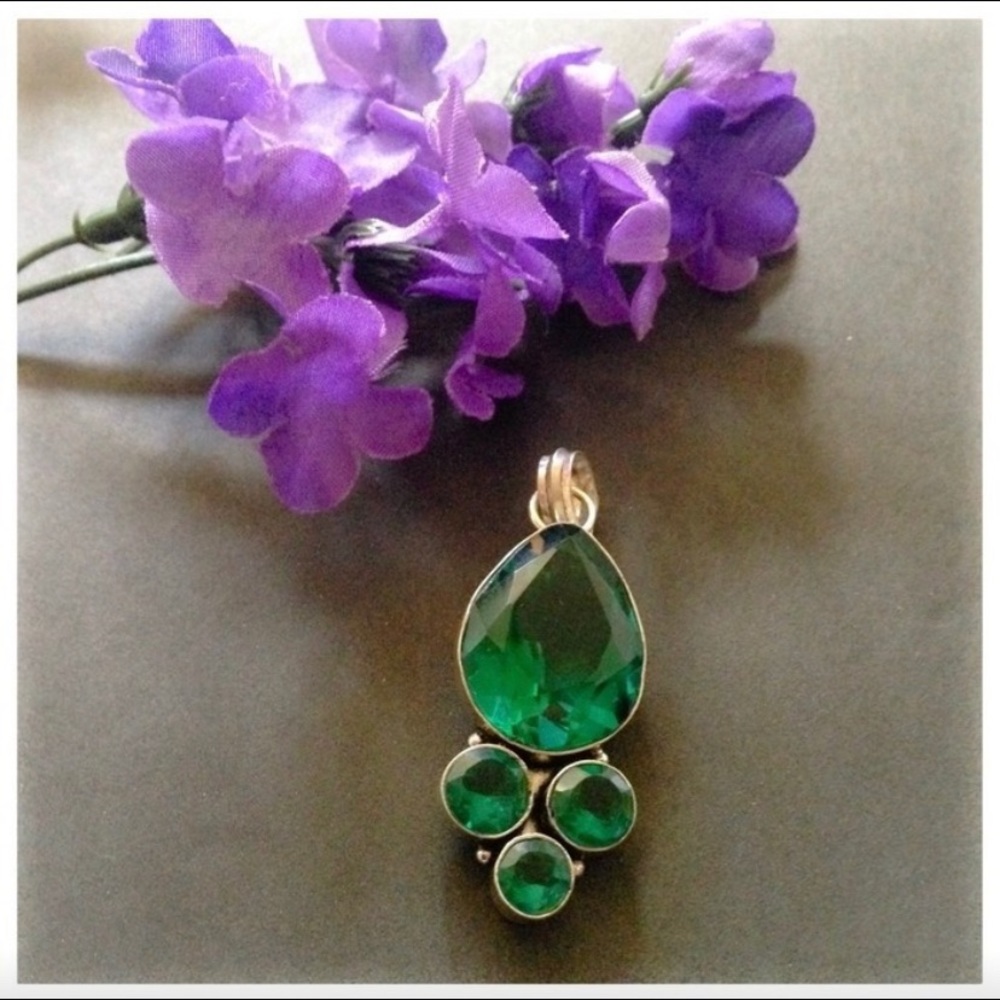 NewππSterling Silver Green Quartz Pendant